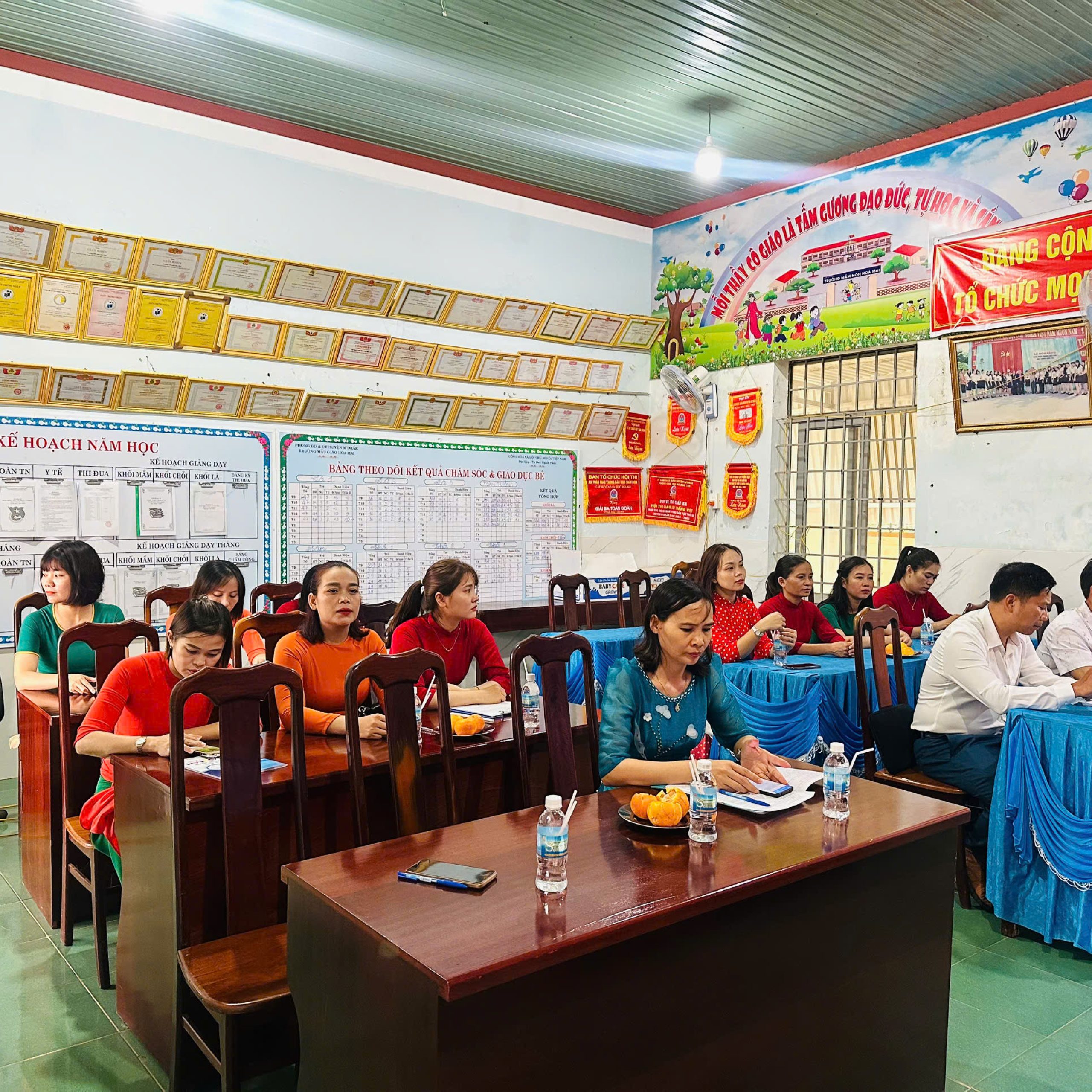 LỄ KẾT NẠP ĐẢNG VIÊN  TẠI CHI BỘ TRƯỜNG MẪU GIÁO HOA MAI