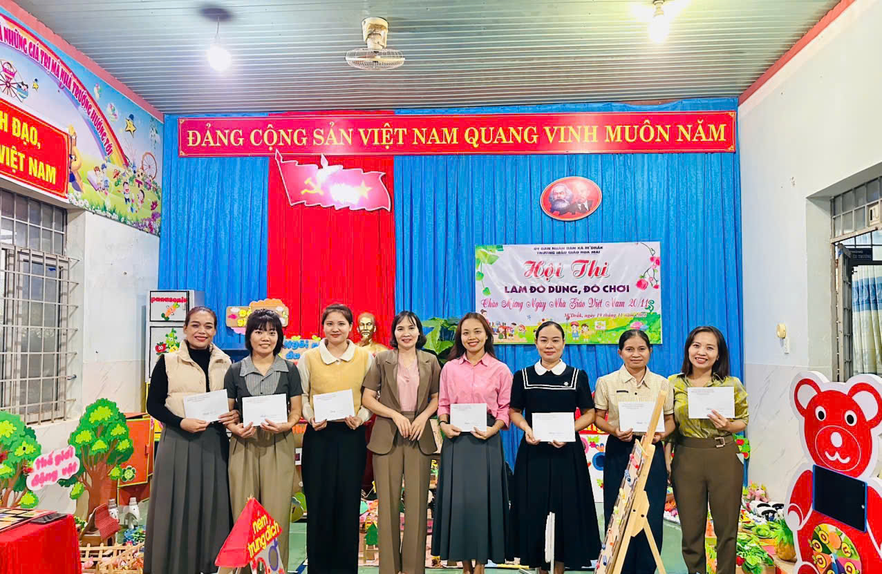 HOẠT ĐỘNG CHÀO MỪNG KỶ NIỆM 43 NĂM NGÀY NHÀ GIÁO VIỆT NAM (20/11/1982-20/11/2025) TẠI TRƯỜNG MẪU GIÁO HOA MAI