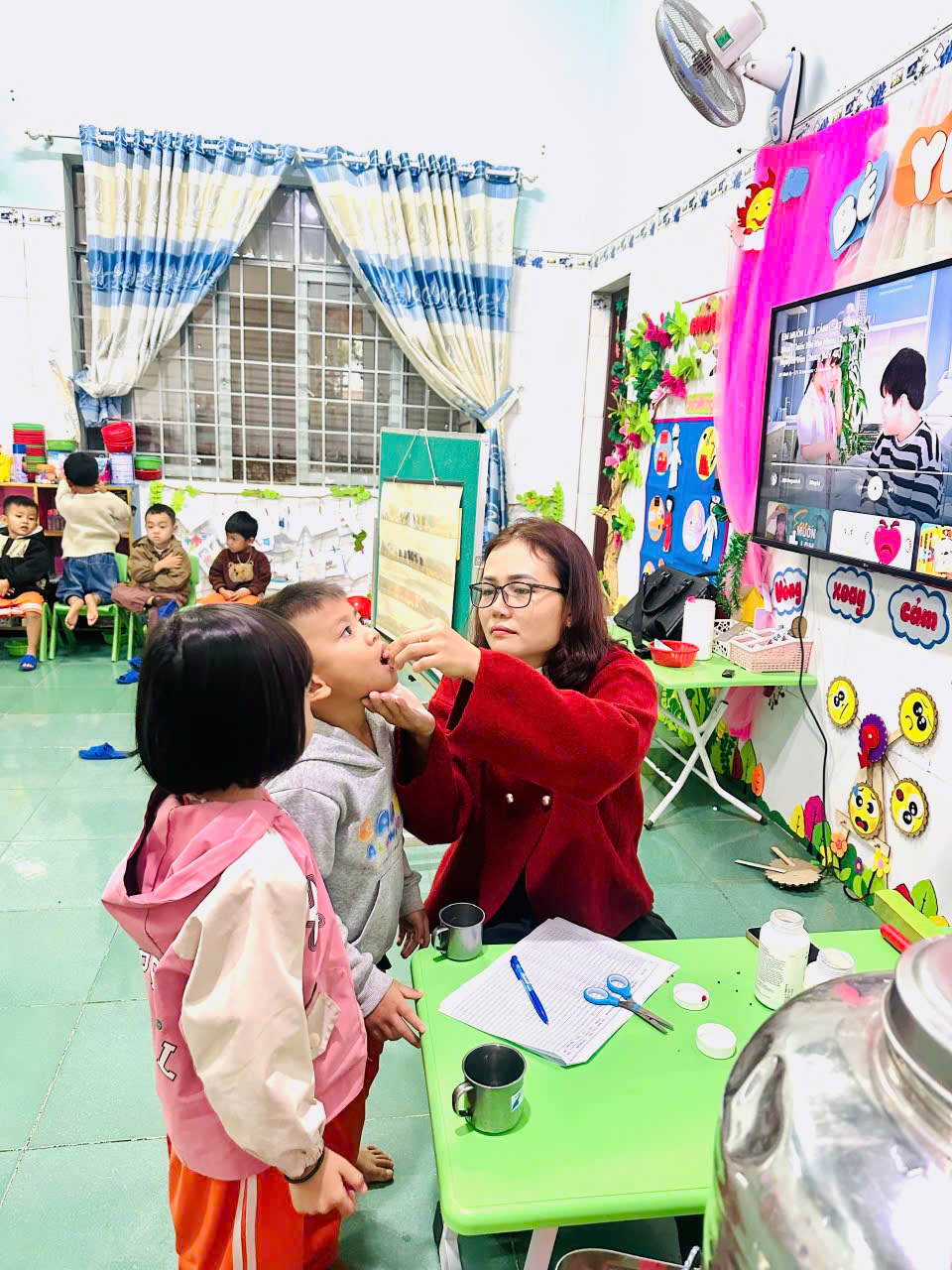 CHƯƠNG TRÌNH UỐNG VTM A VÀ THUỐC SỔ GIUN TẠI TRƯỜNG MẪU GIÁO HOA MAI