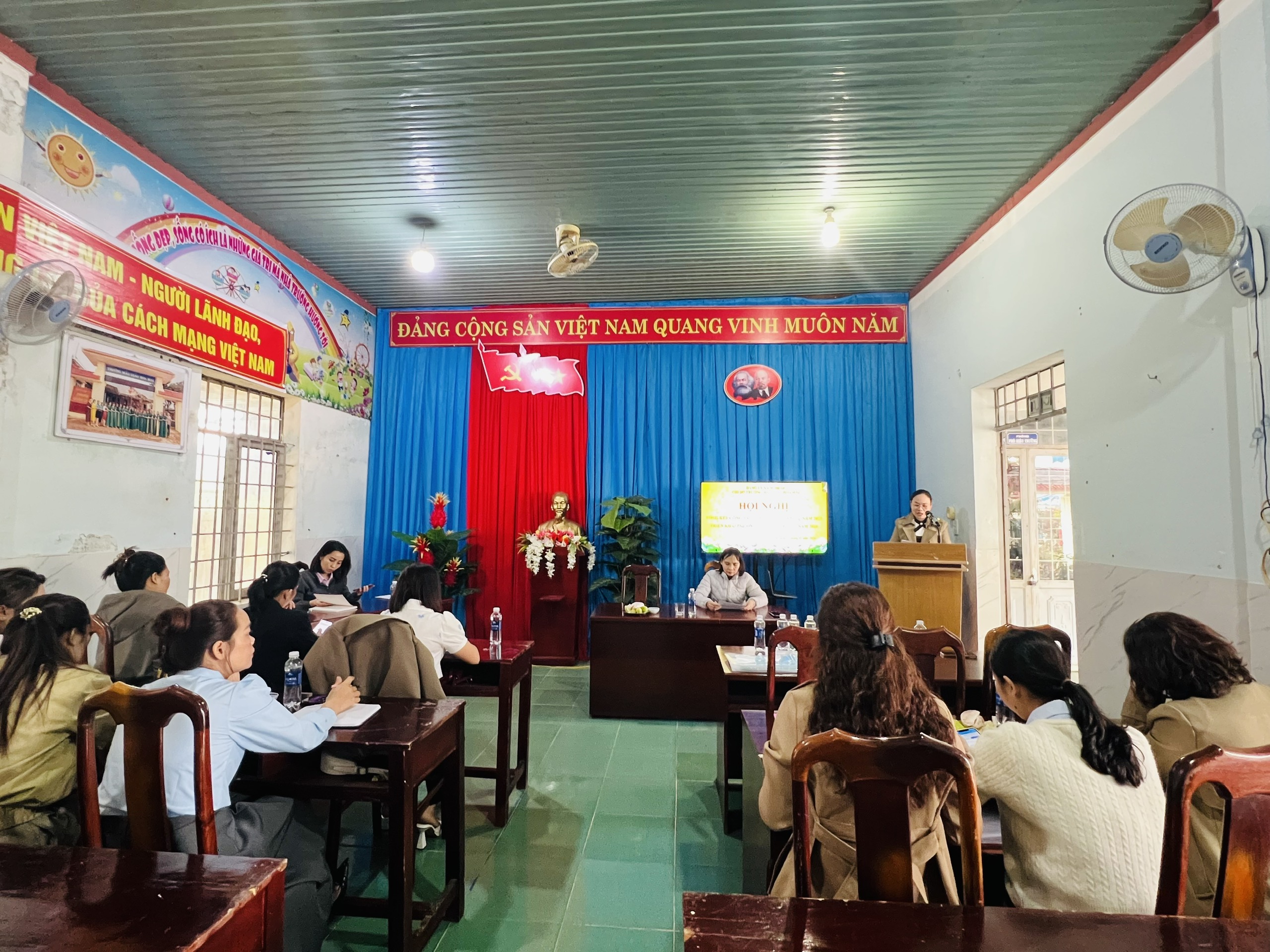 CHI BỘ TRƯỜNG MẪU GIÁO HOA MAI TỔ CHỨC HỘI NGHỊ TỔNG KẾT CÔNG TÁC NĂM 2025 VÀ TRIỂN KHAI PHƯƠNG HƯỚNG, NHIỆM VỤ NĂM 2026 CHI BỘ TRƯỜNG MẪU GIÁO HOA MAI TỔ CHỨC HỘI NGHỊ TỔNG KẾT CÔNG TÁC NĂM 2025 VÀ TRIỂN KHAI PHƯƠNG HƯỚNG, NHIỆM VỤ NĂM 2026