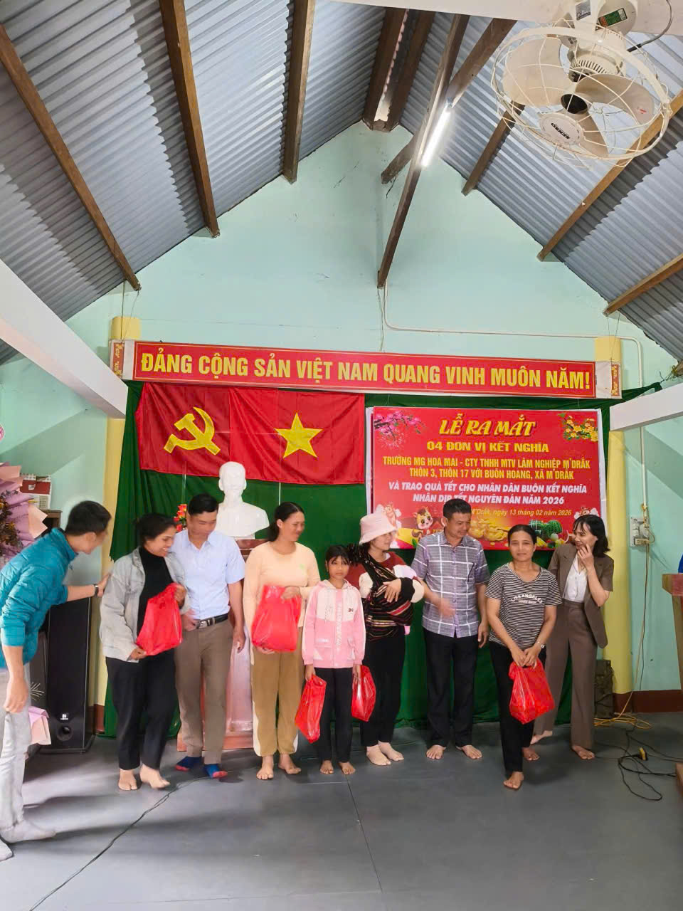 LỄ RA MẮT CÁC ĐƠN VỊ KẾT NGHĨA VỚI BUÔN HOANG  VÀ TRAO QUÀ TẾT CHO NHÂN DÂN NHÂN DỊP TẾT NGUYÊN ĐÁN 2026