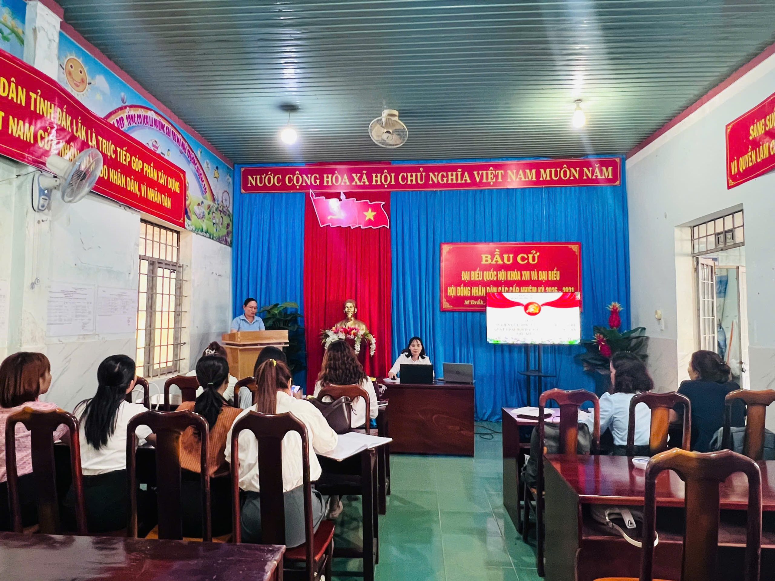 TRƯỜNG MẪU GIÁO HOA MAI TỔ CHỨC HỘI NGHỊ NGHIÊN CỨU, HỌC TẬP, QUÁN TRIỆT NGHỊ QUYẾT ĐẠI HỘI XIV CỦA ĐẢNG